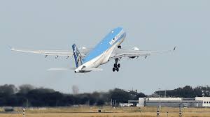 Jugador de futbol es arrestado tras gritar “bomba” en aeropuerto de Argentina