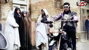 عکس/ سفر در زمان/ عکس خاطره انگیز از «بهروز وثوقی و بهمن مفید» در صحنه‌هایی از فیلم «رضا موتوری»