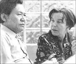 The late Korean-German composer Isang Yun, left, and Louise Linser, author of Yun&#39;s biography &quot;The Wounded Dragon: Dialogues of the Life and Works of the ... - 080916_p16_isang