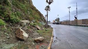 Lluvias dejaron cinco vehículos varados y un deslave en el cerro de la Nevería, en Mazatlán