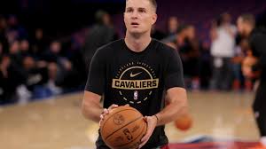 Cavs coach Kenny Atkinson on Sam Merrill playing through injury. Video