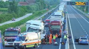 Risultati immagini per incidente autostrada chiusa 18 aprile