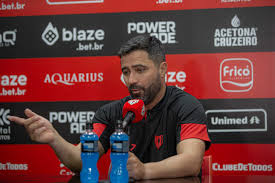 Novo reforço de R$ 5 milhões anima Lacerda no Atlético-GO: "Titular"