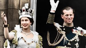 Del vestido de coronación al de su boda: los looks históricos de Isabel II se exhiben por primera vez