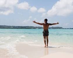 صورة Person enjoying sunlight on the beach