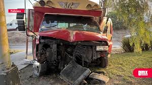 “Calafia” se impacta contra poste y termina sobre el cam...