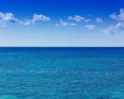 沖縄の青い海と空の画像