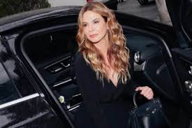 Luciana Gimenez assina contrato com nova emissora