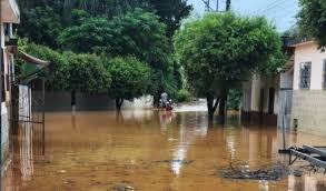 Chuvas na Zona da Mata fazem prefeitura de Astolfo Dutra fechar postos de saúde e escolas