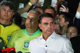 Flávio Bolsonaro descumpre ordem de Moraes e não entrega passaporte à PF