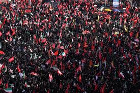 Funeral de Ali Khamenei: Milhares de fiéis comparecem à cerimônia exigindo 'vingança' contra Trump