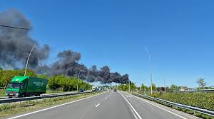 Zeer grote brand in winkel in Waalwijk: pand ontruimd