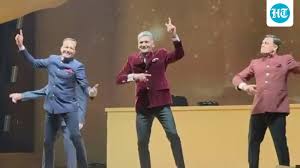 Naveen Jindal and brothers dance to Na Na Na Na Re at family wedding. Watch | Trending