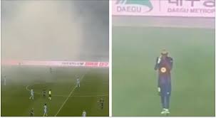 Jugadores del Barcelona con humo de fuegos artificiales