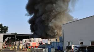 Großbrand in Aschaffenburg: Lagerhalle in Flammen, keine Verletzten - Imagen principal del artículo