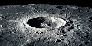 Cientistas da NASA descobriram que uma sonda espacial registrou uma nova cratera na Lua com dimensões superiores às do Coliseu de Roma
