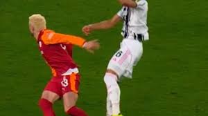 İkinci sarı karta itiraz etmişlerdi! VAR'da izleyen hakem direkt attı