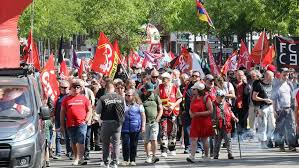 EN DIRECT - Manifestations du 1er mai : le cortège s’élance à Paris, Olivier Faure enfariné à Amiens... Suivez la journée de mobilisation