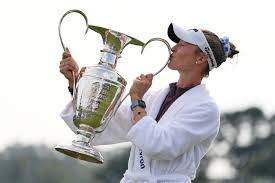 우승컵에 입 맞추는 넬리 코다