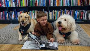 Biblioteka Kaune invita a niños a leer juntos con perros terapéticos en iniciativa inovadora