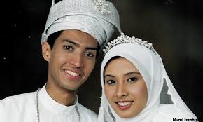 ... Member of Parliament Nurul Izzah Anwar and her husband, Raja Ahmad Shahrir Iskandar Raja Salim, to appoint mediators to resolve their divorce case. - e784bce85e7f7e87f629fa40856f1f0f