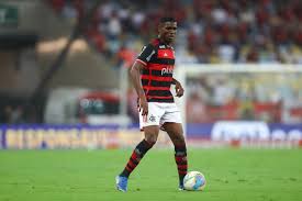 Início de ano com escassez no meio-campo do Flamengo faz Evertton Araújo virar xodó e se valorizar