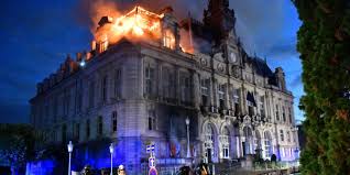 Police clash with students and workers protesting in Paris - video - The Guardian