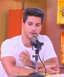 Arthur Aguiar bate boca na web com fãs de Ana Paula Renault e Milena, do 'BBB 26'
