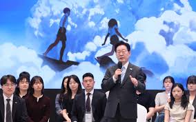 President Lee cheers on South Korean athletes at Asian Games opening