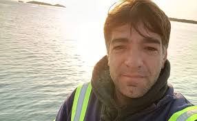 Mergulhador morre durante limpeza de casco de navio em alto-mar e deixa esposa e filha pequena: “Partiu fazendo o que amava”