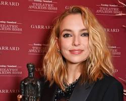 Image of Jodie Comer with an award