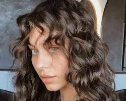 Image de Natural Curly Hair with Curtain Bangs