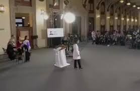 زلزله کنفرانس خبری رئیس‌جمهور را مختل کرد ؛ واکنش رئیس جمهور مکزیک و فرار حاضران به بیرون | ببینید