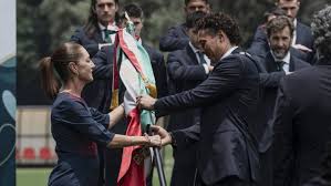 Sheinbaum abandera a la selección mexicana; Memo Ochoa recibe la bandera