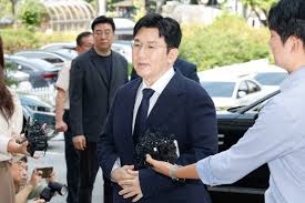 Police to Send Case Against HYBE Chairman Bang Si-hyuk to Prosecutors