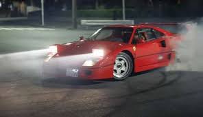 Ao volante de uma Ferrari F40, Hamilton faz manobras com Kim Kardashian de passageira