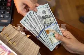 Cierra dólar en $17.92