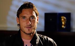 Pada pertandingan ini terselip rekor pribadi yang dikejar Fransesco Totti. - Fransesco-Totti-santai-mau-dugem-ya