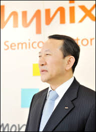 Hynix CEO Kwon Oh-chul poses for a photo prior to an interview at his office ... - 110410_a6_hynix(1)