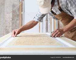 столяр, що працює з деревом