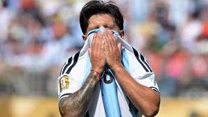 Argentina lose Martínez, Romero to injury in World Cup final vs. Spain