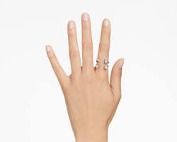 anello Swarovski Mesmera cristalli tagli misti, generata con l'AI
