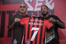 Torcedores do Vitória enchem shopping de Salvador para apresentação de Marinho