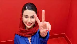 استایل سرخابی لاله مرزبان با بوت‌های بلند و روسری قرمز در یک فوتوشوت شاد (عکس)