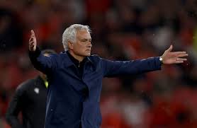 Mourinho nega contato com o Real Madrid e revela proposta do Benfica