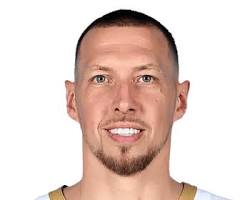 Daniel Theis resmi