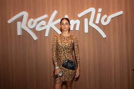 Nanda Costa aposta em vestido transparente de animal print para segundo dia de Rock in Rio 2026