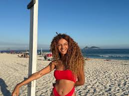 Gabriela Loran posa de biquíni e recebe elogios dos seguidores