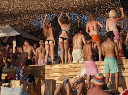 Αποτέλεσμα εικόνας για μεθυσμένοι άγγλοι στα μάλια κρήτης