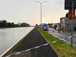Vrouw overleden nadat auto in kanaal belandt: “Jongeman sprong haar nog achterna”